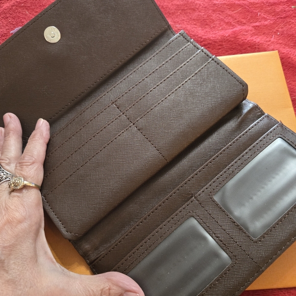 L V Fashion Monogram Canvas Wallet with Gold Hardware - Picture 4 of 6